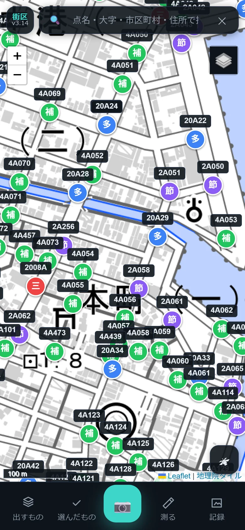 スマートフォン版の画面。地図に街区基準点が表示され、下にバーがある